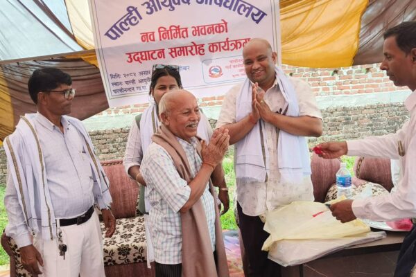 पाल्हीनन्दनका ४७ जना स्थानीयले तीन लाख बढी सहयाेग गरे पाल्ही आयुर्वेदालय सञ्चालनमा